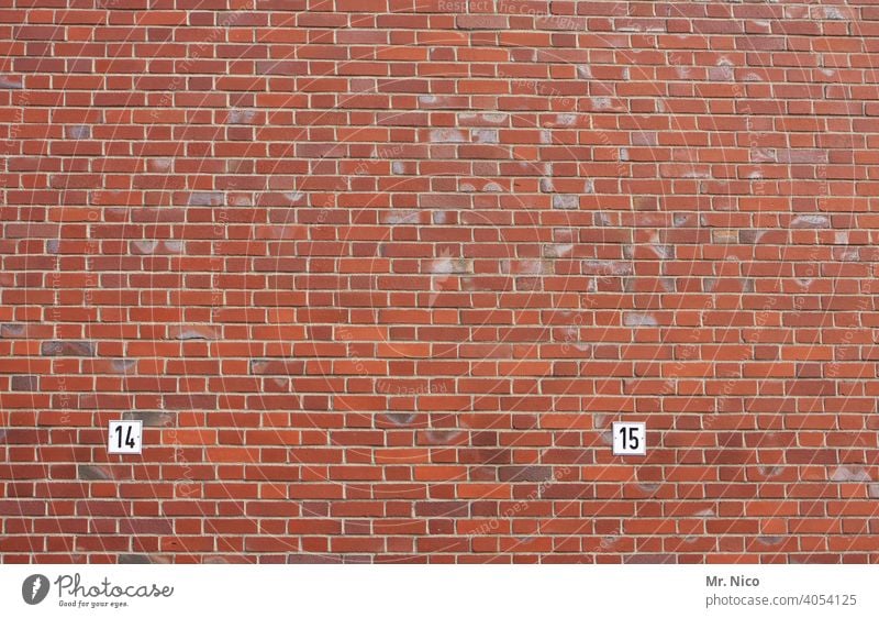 14 und 15 Ziffern & Zahlen Nummer Schilder & Markierungen Wand Mauer Fassade Backsteinwand markierung rot information Schriftzeichen Ordnung Ordnungsliebe