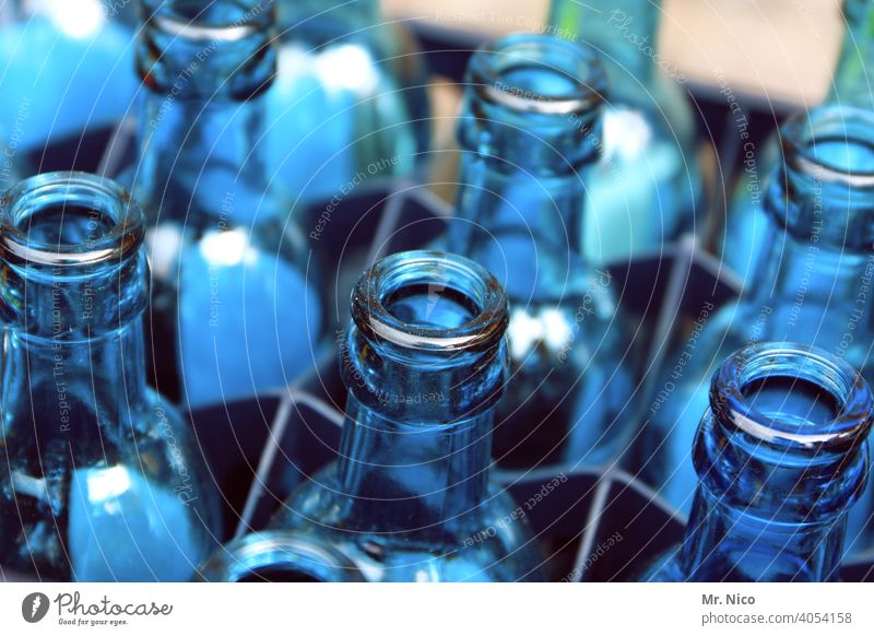 blaue Glasflaschen Mineralwasser leergut wasserkasten Durst Behälter u. Gefäße Blauton Flasche durchsichtig Flaschenhals Getränk trinken Trinkwasser
