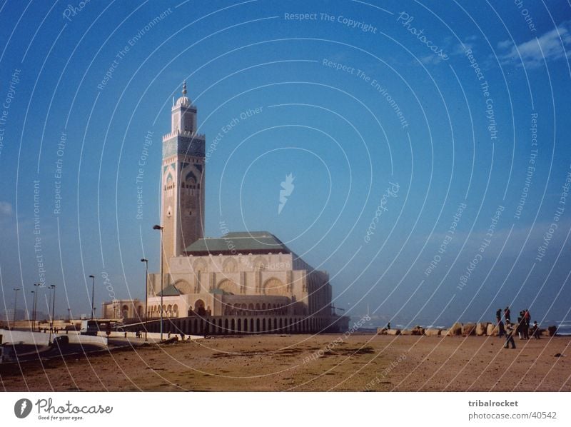 Casablanca002 Marokko Strand Moschee Moral Blauer Himmel wenig Wolken Mensch Straße