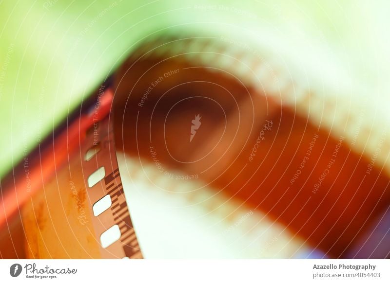 35-mm-Negativfilmstreifen in Unschärfe. 120 2020 35mm abstrakt analog Hintergrund schwarz auf weiß verschwommen Bokeh Fotokamera Chemikalie Farbe farbenfroh