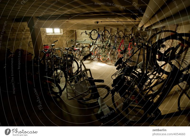 Fahrradkeller fahrrad fahrradkeller unterstellen stellplatz parkplatz parken abstellen abstellanlage ordnung reihe wohnen wohngebiet mehrfamilienhaus verkehr