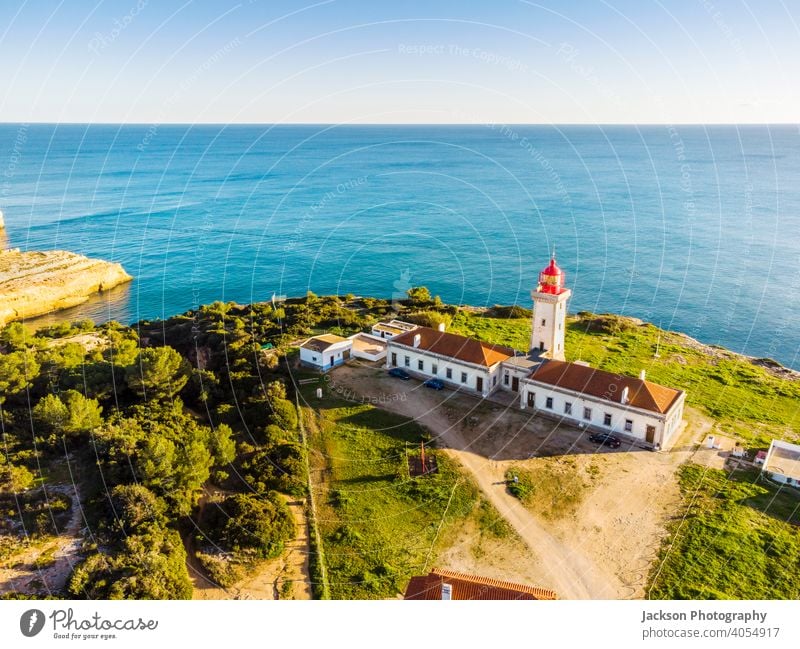 Klippenküste mit Alfazinha-Leuchtturm in Carvoeiro, Algarve, Portugal Küste Portimao Haus im Freien historisch Süden Kopiervorlage rot alfazinha Infrastruktur