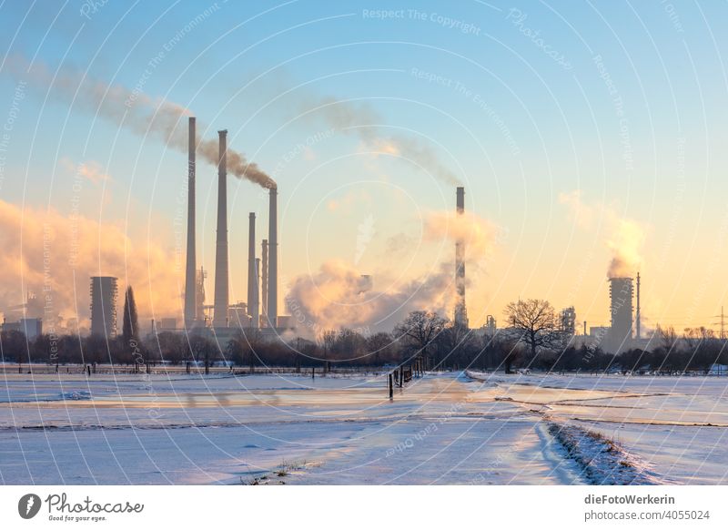 Sonnenaufgang hinter Industriekulisse mit Schnee Fluss Gewässer Hell Landschaft Natur Technologie Winter Schornstein qualm