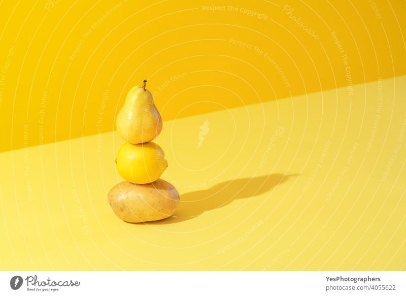 Gelbe Früchte und Gemüse, isoliert auf einem farbigen Hintergrund. abstrakt hell Zitrusfrüchte farbenfroh Farben Textfreiraum kreativ ausschneiden Diät