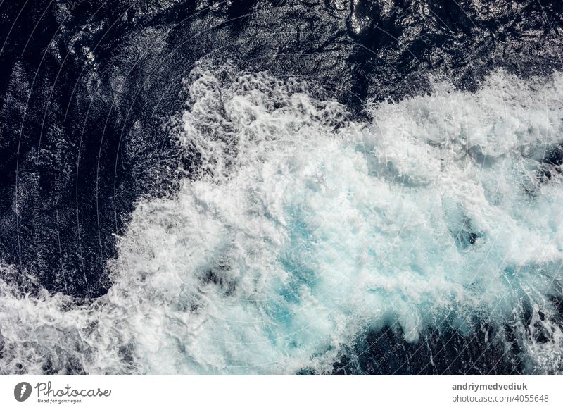 Welle Ozean oder Meerwasser Hintergrund. Blaues Meerwasser in Ruhe. Wasser Oberfläche stürmisch blau Textur MEER Sommer Ansicht reisen oben Urlaub platschen