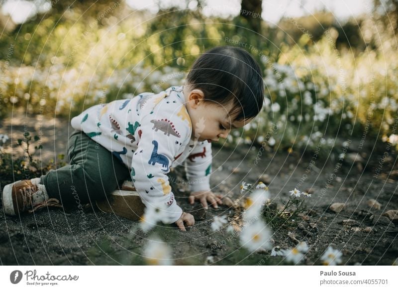 Kind spielt im Freien Kindheit Spielen Natur authentisch Frühling Frühlingsgefühle Mensch Glück Lifestyle Kaukasier Fröhlichkeit Freude Tag Farbfoto