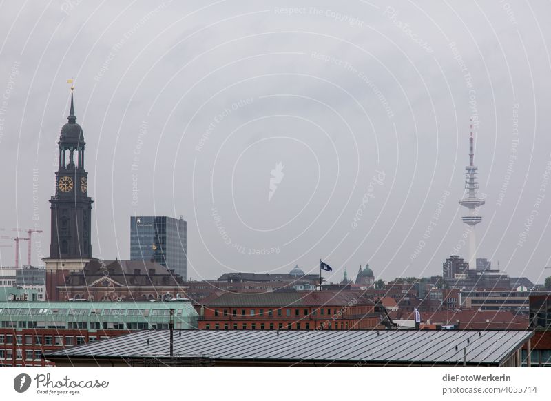 Fernsehturm und Michel im Regengrau Architektur Deutschland Draußen Europa Hamburg Norddeutschland Stadt Turm Nebel trüb