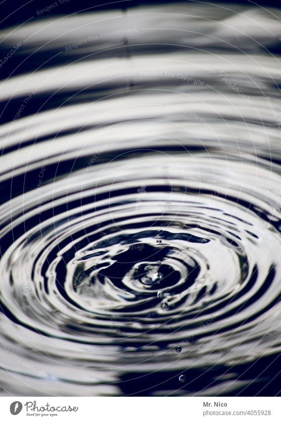 Wasseroberfläche Oberfläche nass Wasserwirbel Oberflächenspannung Wassertropfen Kreis Tropfen Glas grau Wasserglas erfrischen Sog Reflexion & Spiegelung feucht