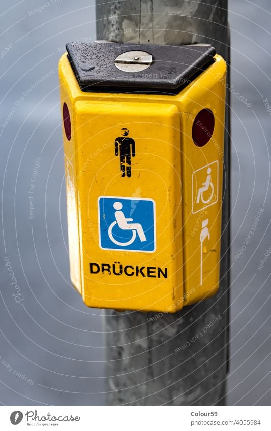 Taster an einer Ampel Verkehr gelb Kasten Symbol Zeichen Sicherheit Licht Großstadt Straße stoppen sicher Schaltfläche PKW Kontrolle urban signalisieren