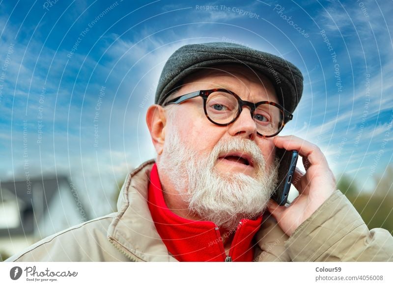 Senior benutzt Mobiltelefon auf dem Heimweg Bekleidung Gesicht reden Telefon Blick Freizeit Jacke reif Europäer Park Lächeln attraktiv männlich Winter Zelle
