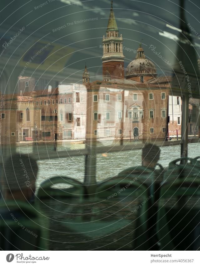 Spiegelungen im Vaporetto II Venedig Italien Altstadt Sehenswürdigkeit Wasser Gebäude Ferien & Urlaub & Reisen Architektur Kanal Tourismus historisch Bootsfahrt