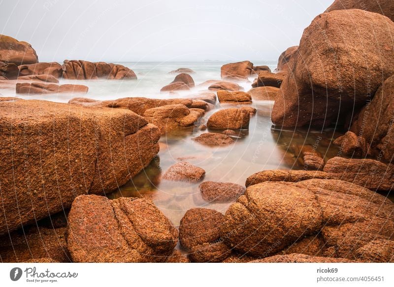 Atlantikküste in der Bretagne bei Ploumanach. Küste Atlantischer Ozean Frankreich Meer Rosa Granitküste Felsen Stein Rosengranit-Küste Steine Perros-Guirec