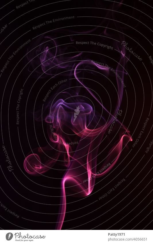 Verwirbelte, lila Rauchschwade vor schwarzem Hintergrund bunt Rauchsäule Lila wabern schwarzer hintergrund elegant abstrakt Verwirbelung Dunst