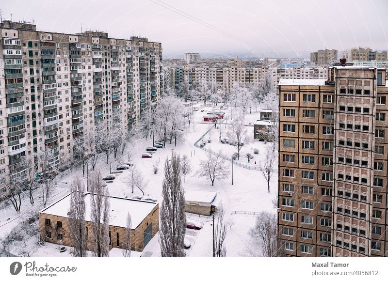Hohe Wohngebäude im Winter mit Schnee bedeckt Europa Kiew Minska Obolon Ukraine Antenne Appartement Architektur Balkon Gebäude Zentrum Großstadt Stadtlandschaft
