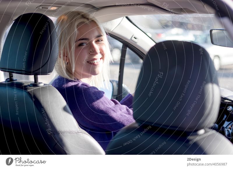 Junge lächelnde Frau lenkt Auto bei Sonnenuntergang Person mieten Einstellung Versicherung Besitzer Sicherheit gelungen Prüfung PKW Fahrer Fröhlichkeit freudig