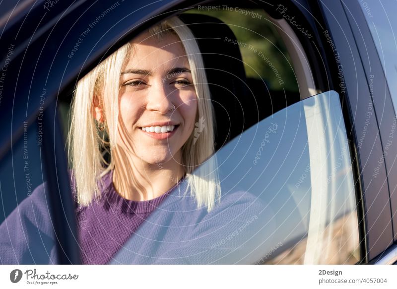 Junge lächelnde Frau lenkt Auto bei Sonnenuntergang Person mieten Einstellung Versicherung Besitzer Sicherheit gelungen Prüfung PKW Fahrer Fröhlichkeit freudig