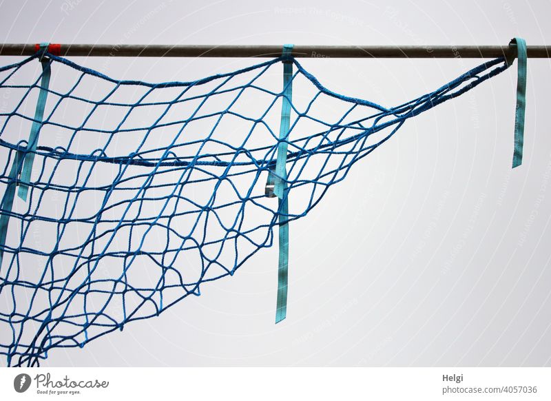 blaues Netz an einer Stange als Sicherung und Schutz auf einer Baustelle Metall Kunststoff unsachgemäß grau Farbfoto Außenaufnahme Menschenleer