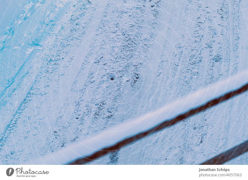Schnee auf der Straße unter einer Brücke Sturzgefahr Textur Vogelperspektive Winter kalt runter Außenaufnahme Menschenleer Eis Wege & Pfade