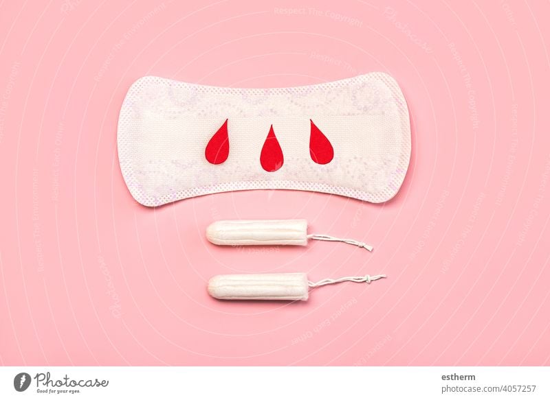 Menstruationsbinden oder Papierbinden mit Blutstropfen.Weibliches gynäkologisches Intimhygiene-Konzept Servietten Tampon tampons Frauen Lifestyle Toilette