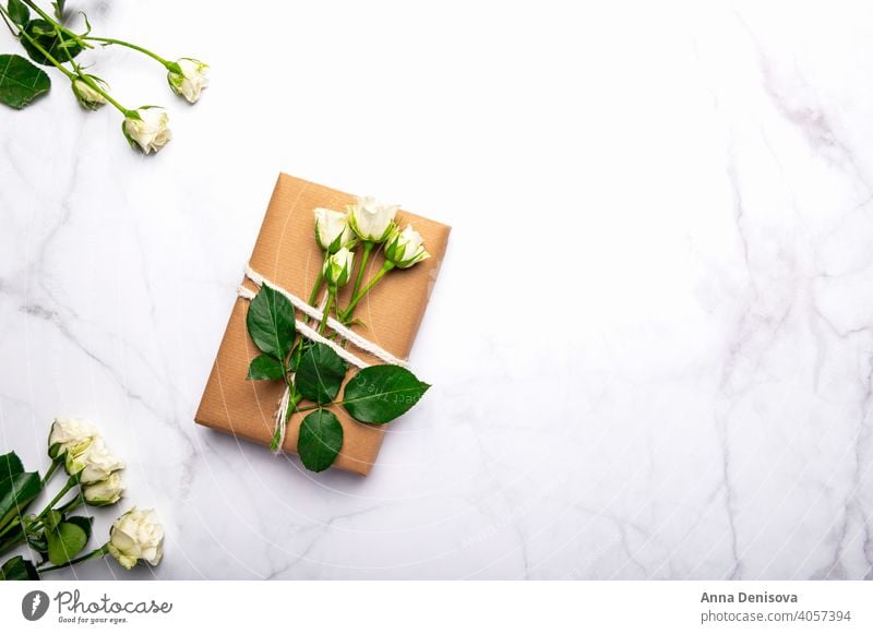 Umweltfreundliches Geschenk in braunes Papier verpackt Verpackung Blumen Rosen Feiertag Kasten präsentieren Überraschung handgefertigt kreativ Muttertag