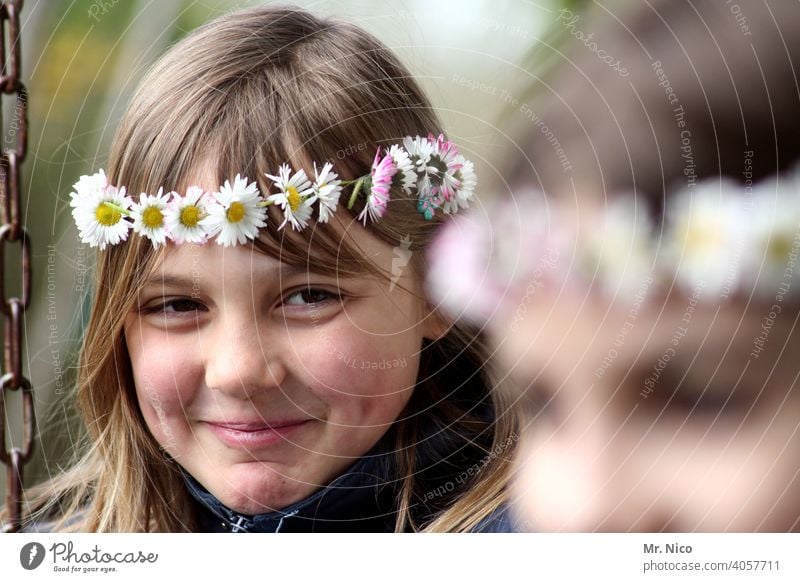 Junges Mädchen steht kurz vor einem Lachanfall Jugendliche Blumenkranz Sommer Haare & Frisuren Blüte authentisch natürlich Gefühle Lebensfreude frisch schön