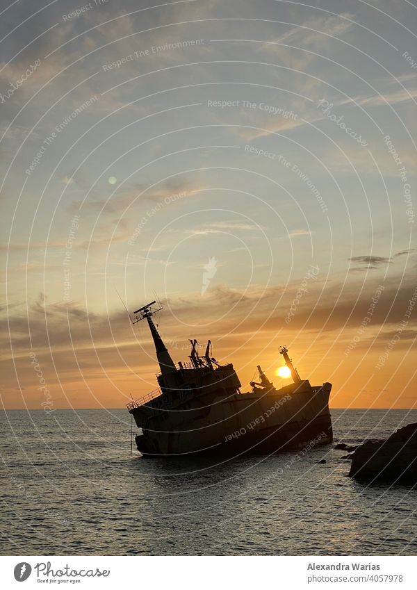 Schiffswrack im Meer bei Sonnenuntergang auf Zypern Schiffbruch Sonnenuntergangsstimmung Sonnenlicht Gegenlicht Europa