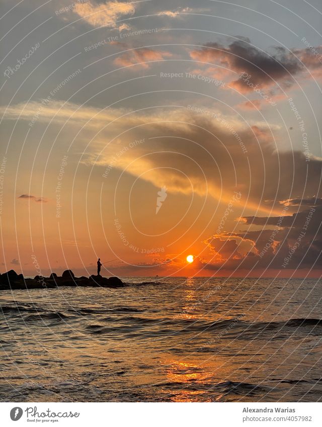 Fischer am Meer bei Sonnenuntergang Angler Sonnenuntergangshimmel Sonnenuntergangsstimmung Sonnenuntergangslandschaft Sonnenuntergangslicht