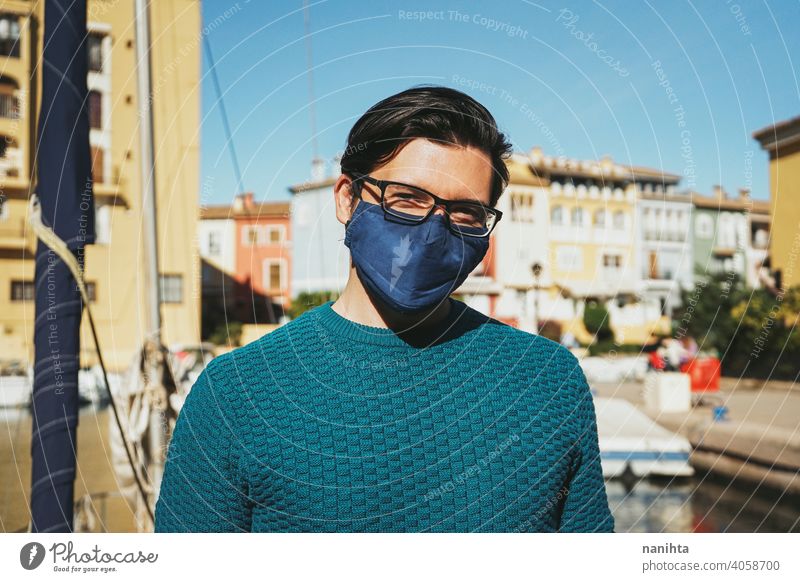 Junger Mann mit Gesichtsmaske genießt einen sonnigen Tag in Alboraya, Valencia, Spanien männlich Feiertage Sommer Mundschutz COVID Coronavirus Virus Grippe