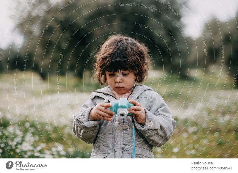 Kind fotografiert mit Kamera 1-3 Jahre Kaukasier Mädchen Fotografie Fototechnik Fotokamera Farbfoto Mensch Kindheit Porträt Technik & Technologie Freude