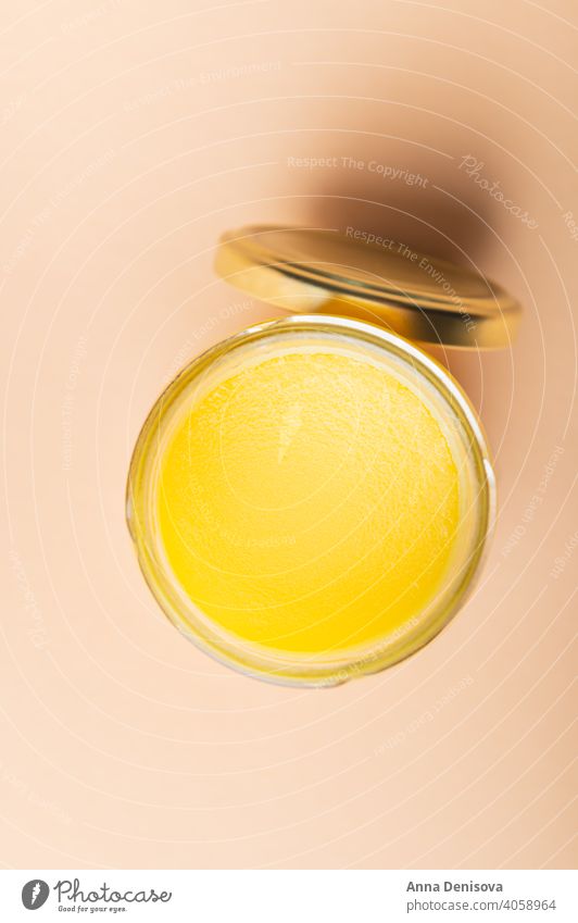 Ghee Reines Bio-Speiseöl im Glas rein organisch Essen zubereiten Erdöl Biografie ayurveda laktosefrei hochwertige Butter Hoher Rauchpunkt mit Gras gefüttert