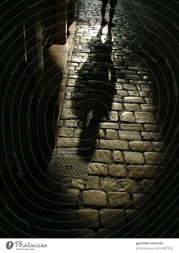 shadow dunkel Provence schwarz Mann Schatten Stein Straße Schwarzweißfoto
