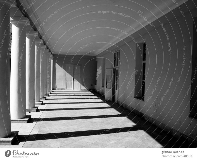 der Gang Licht diagonal Fluchtpunkt Marienbad Architektur Säule Schatten Schwarzweißfoto