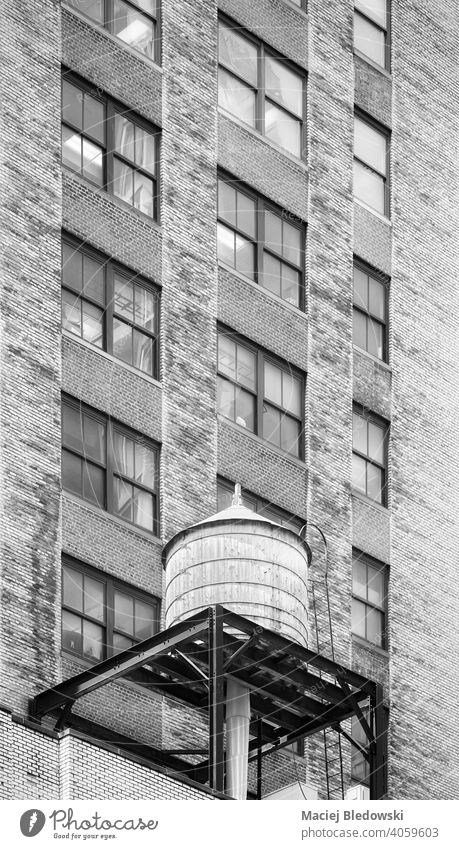 Schwarz-Weiß-Bild von Wasserturm auf einem Dach eines alten Gebäudes in Manhattan, New York City, USA. Großstadt New York State Wassertank schwarz auf weiß