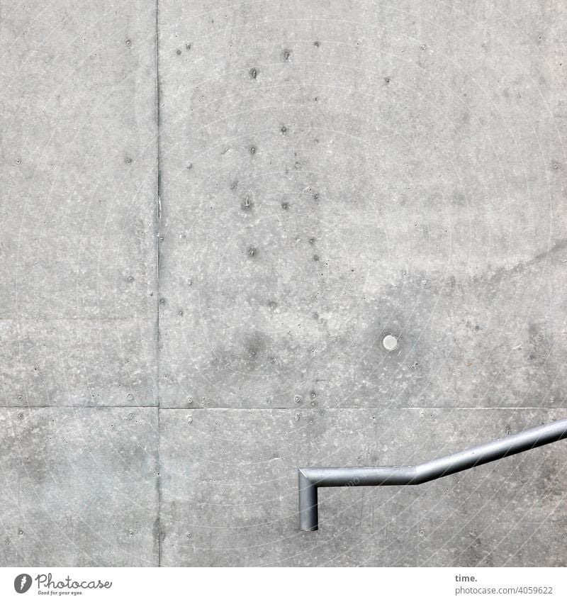 Aufstiegsoption handlauf beton mauer metall wand linien edelstahl begrenzung muster struktur grau stein detail