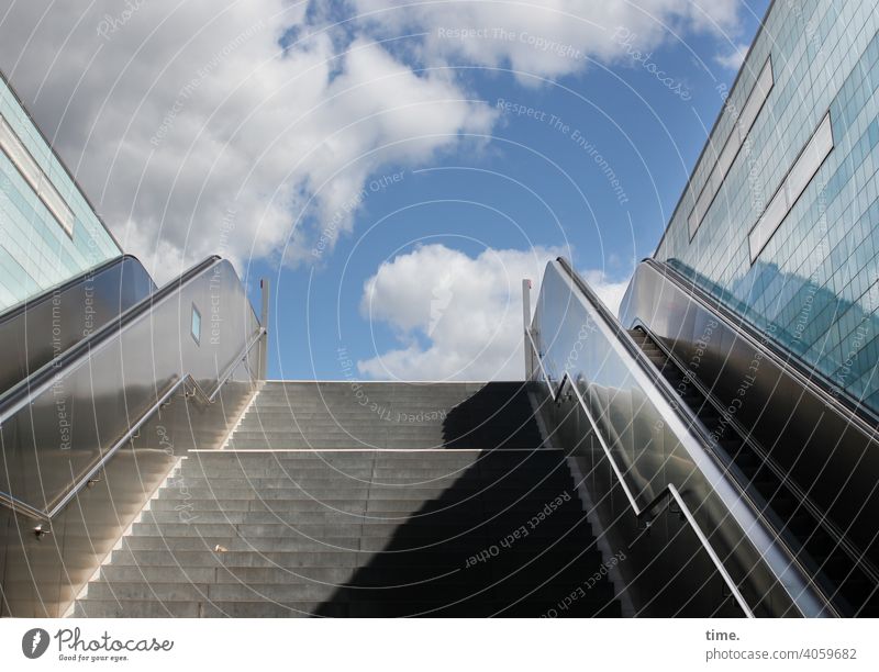 urban underworld treppe rolltreppe service technik sonnig schatten himmel wolken froschperspektive frisch gebäude architektur wand spiegelung reflexion