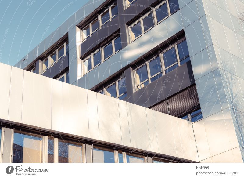 von der Sonne angestrahlte, reflektierende  Bürofassade Fassadenverkleidung Reflexion & Spiegelung Architektur abstrakt modern Bürogebäude Linie Hochhaus