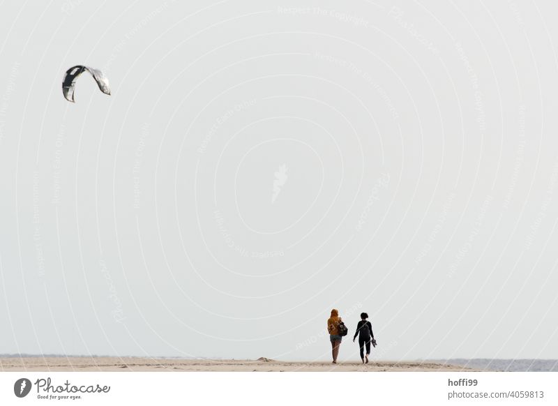 Ein Kite Segel und zwei Menschen am Strand Kitesurfer Partner Erholung Zusammensein Natur Küste Wasser Meer Atlantic Ocean atlantischer ozean Wüste Dühne