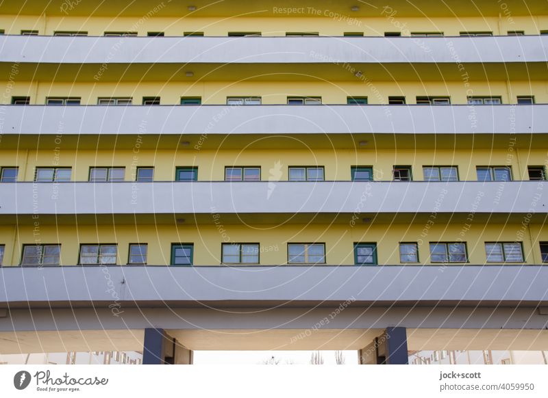 Haus der Moderne mit farblichen Akzenten Wohnhaus Fassade Laubengang Balkon Symmetrie Reinickendorf Strukturen & Formen Berlin Moderne Architektur Fenster