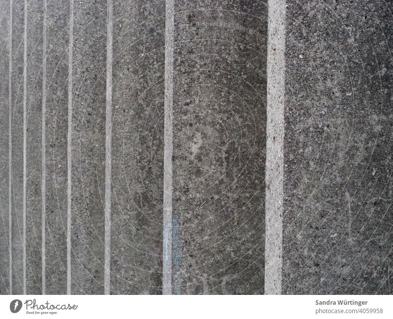 Muster von grauen, parallel stehenden Betonwänden Stadt urban Betonwand Außenaufnahme Wand Architektur trist kalt Farbfoto Mauer Strukturen & Formen abstrakt