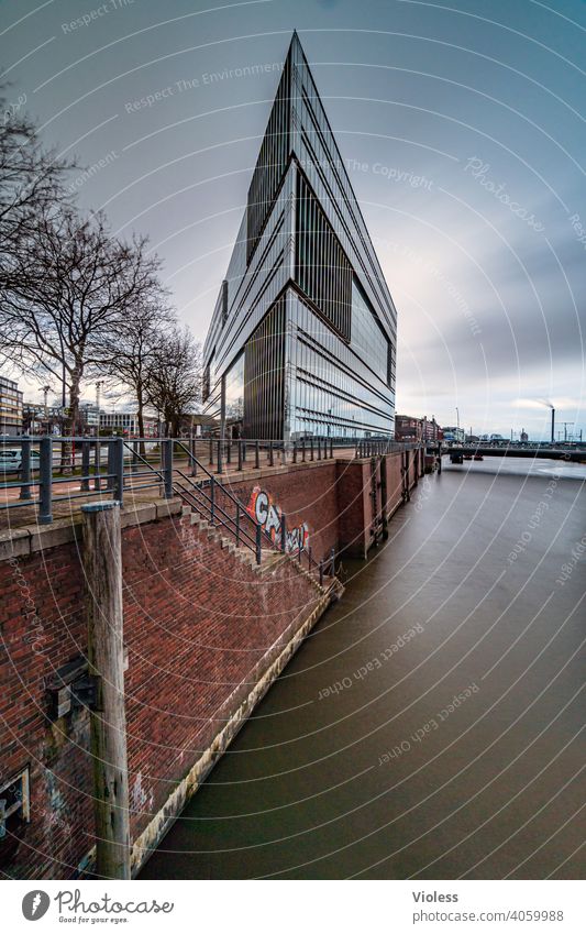 Scheitelpunkt - Hafenkante Hamburg Hafencity Kaimauer ZDF Elbe Gebäude Dreieck Oberbaumbrücke verspiegelt Spiegel Glas modern Spitze