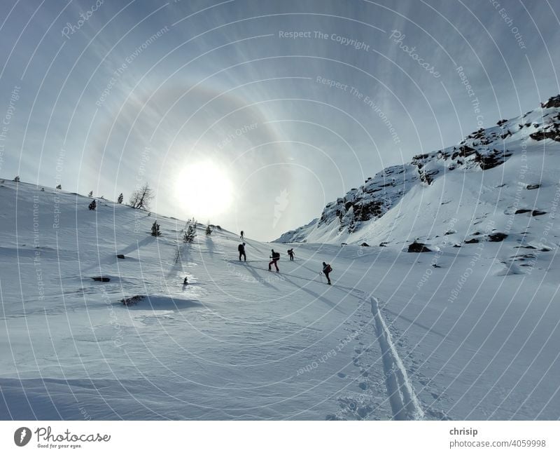Skitour der Sonne entgegen aufstiegsspur Schneespur Winter Wintersport Winterlandschaft Sport tourengehen tourengeher Sonnenlicht Ring Himmel Natur natürlich