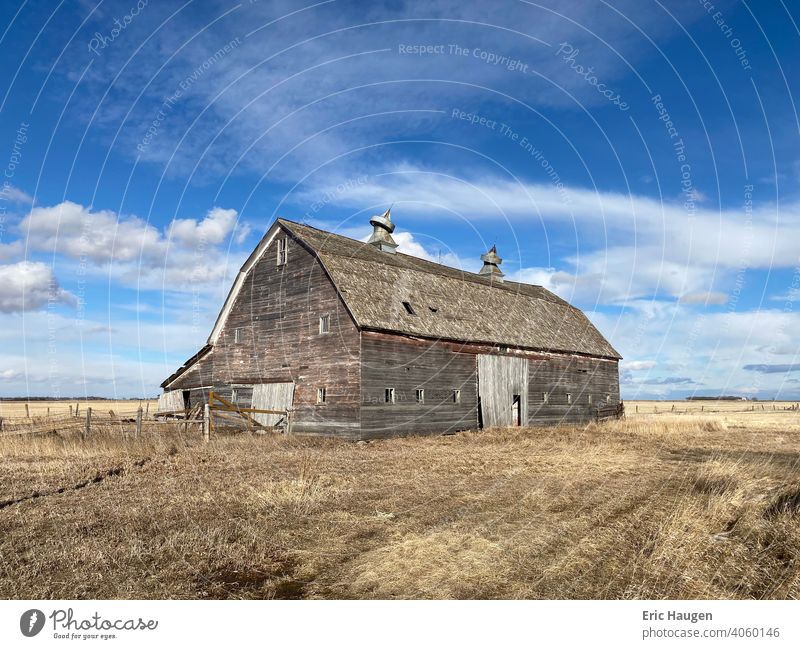 Alte verlassene Viehscheune in der ländlichen Landschaft von South Dakota auf einer leerstehenden Farm Bauernhof Scheune Ländliche Szene Verlassen