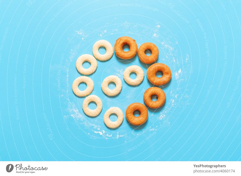 Kochen Krapfen Prozess. Hausgemachter Teig und frittierte Donuts, Ansicht von oben ausgerichtet Amerikaner Blauer Hintergrund Frühstück Kuchen Kreisform