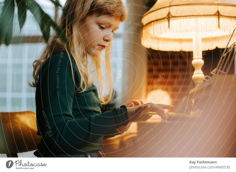 junges Mädchen spielt Keyboard zu Hause Aktivität Aspiration schön Kaukasier Kind Kindheit Tochter Bildung Familie Frau Hobbys heimwärts Instrument lernen