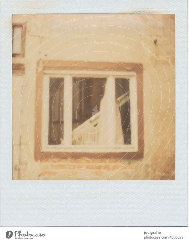 Fenster eines renovierungsbedürftigen Hauses auf Polaroid gardinenleiste Gardine Ruine marode verlassen verlassenes Gebäude Abbruchhaus umbau alt Fassade