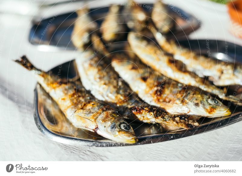 Gebratene Sardinen auf dem Teller. gebraten Portugiesisch Lebensmittel traditionell gekocht lecker Fisch Mahlzeit Portugal Koch frisch Gesundheit mediterran