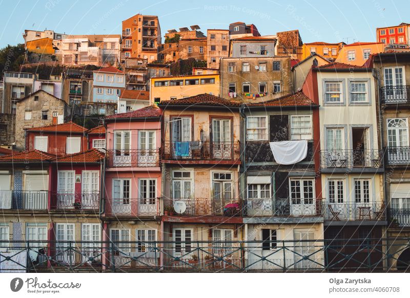 Blick auf alte Gebäude in Porto, Portugal. Großstadt Europa Sonnenuntergang antik Architektur Stadtbild Skyline reisen Ansicht Wahrzeichen oporto malerisch