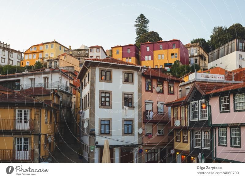 Blick auf alte bunte Gebäude in Porto, Portugal. Großstadt Europa Sonnenuntergang antik Architektur Stadtbild Skyline reisen Ansicht Wahrzeichen oporto