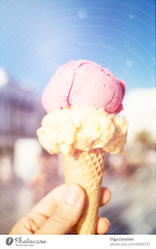 Frauenhand hält Eis in Waffeltüte. Sahne Zapfen Hand gelato Sommer Beteiligung Spaß Glück Lebensmittel Dessert Eiscreme süß kalt lecker Snack geschmackvoll