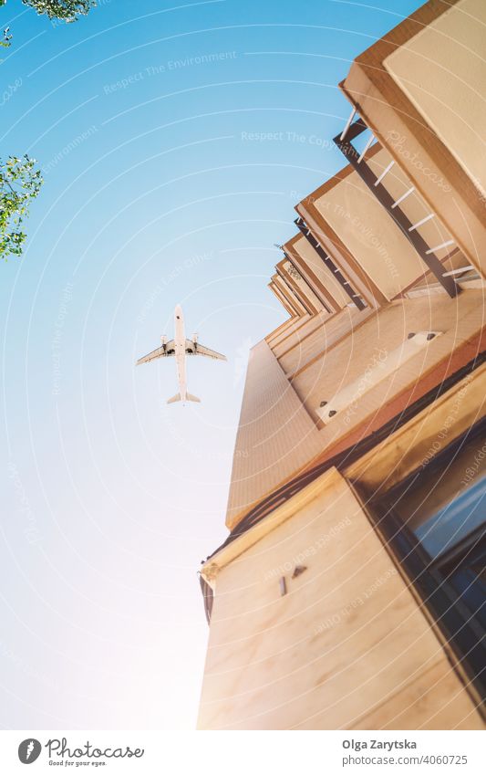 Flugzeug fliegen über den blauen Himmel und Sonnenstrahlen unter der Stadt. Ebene reisen Air oben Großstadt Verkehr Transport Hintergrund Business